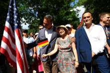 David Pressman, americký veľvyslanec v Maďarsku, a Julia Katharina Gross, nemecká veľvyslankyňa v Maďarsku, sa zúčastňujú každoročného pochodu Pride v Budapešti. FOTO: Reuters