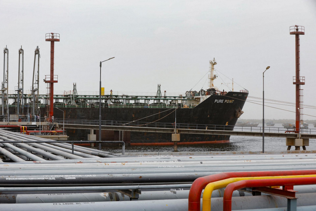 Členovia posádky kontrolujú palubu ruského ropného tankeru Pure Point. FOTO: Reuters