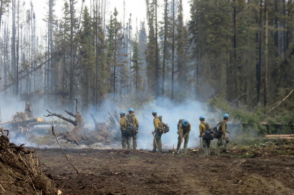 Americk&iacute; hasiči pracuj&uacute; na požiari v komplexe Basset v bl&iacute;zkosti osady Paddle Prairie Metis v &scaron;t&aacute;te Alberta. FOTO: Reuters