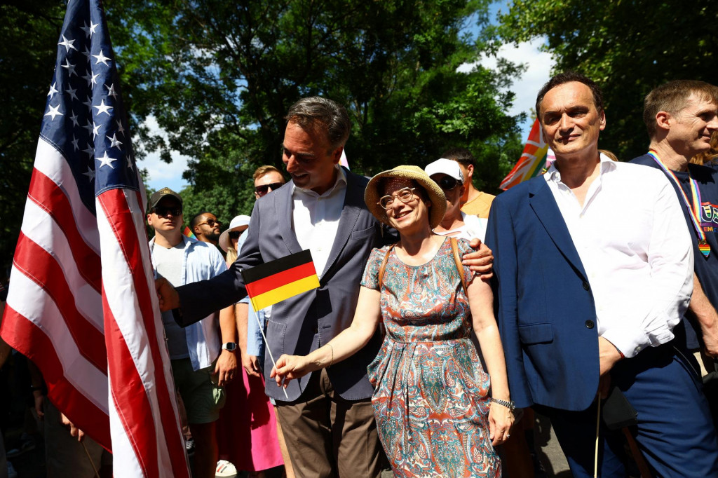 David Pressman, americký veľvyslanec v Maďarsku, a Julia Katharina Gross, nemecká veľvyslankyňa v Maďarsku, sa zúčastňujú každoročného pochodu Pride v Budapešti. FOTO: Reuters