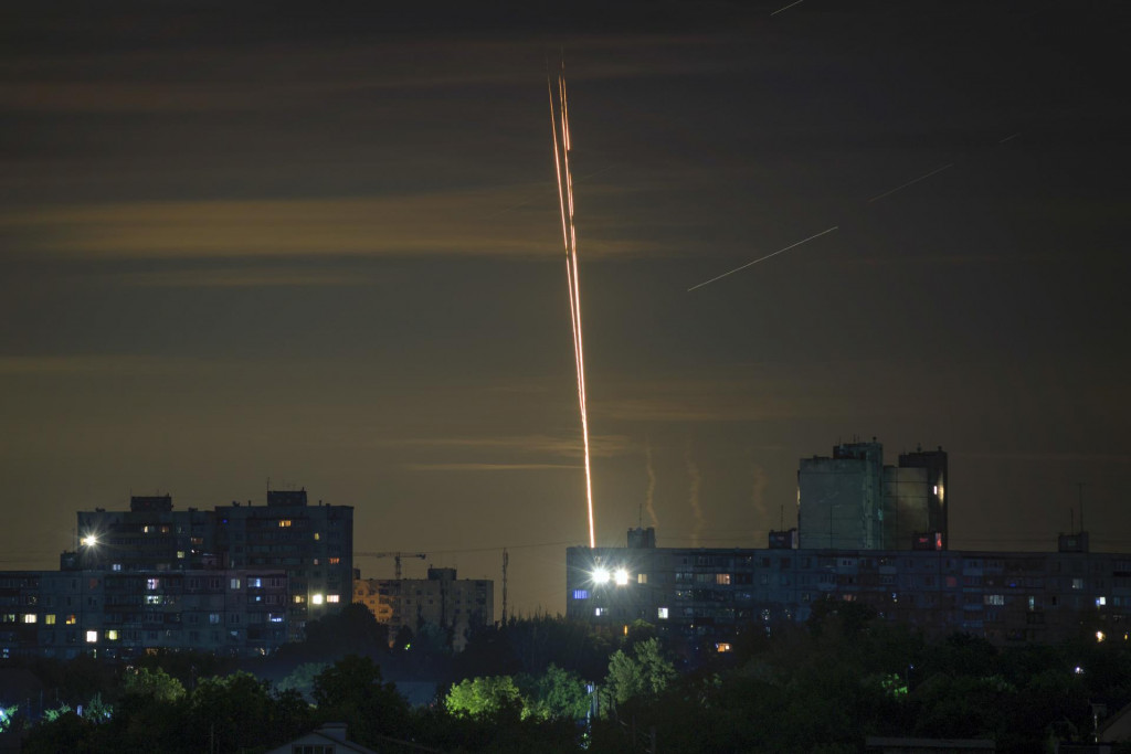 Ruské rakety sú vystreľované proti Ukrajine z ruskej Belgorodskej oblasti, čo je viditeľné z Charkova. FOTO: TASR/AP