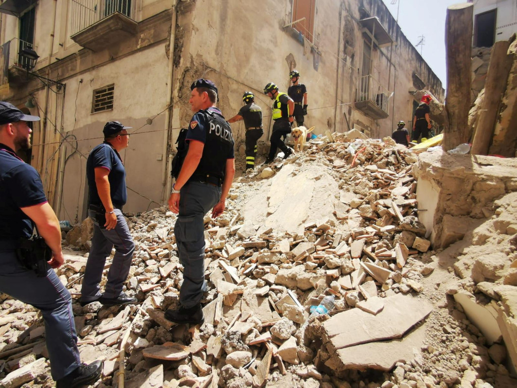 Zrútená budova v meste Torre del Greco neďaleko Neapola v Taliansku. FOTO: Reuters/Vigili Del Fuoco