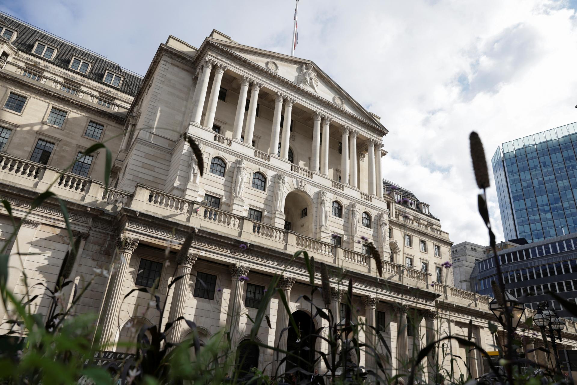 La hausse des taux d’intérêt en Grande-Bretagne a réduit la valeur des actifs des ménages.  Les jeunes ont une chance d’avoir leur propre logement