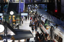 Cestujúci kráčajú na nástupišti na hlavnej železničnej stanici v Hamburgu vo štvrtok. FOTO: TASR/AP
