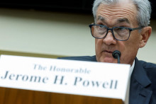 Predseda americkej cetrnálnej banky Fed Jerome Powell poľavuje v boji s infláciou, ktorá v USA klesá na znesiteľnú úroveň. FOTO: Reuters