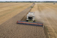 Zber pšenice kombajnom v ukrajinskej dedine Zghurivka. FOTO TASR/AP
