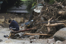 Muž reaguje pri svojom zrútenom dome po zosuve pôdy následkom prudkých dažďov v juhokórejskom meste Yecheon. FOTO: TASR/AP