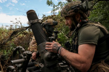 Ukrajinskí vojaci sa pripravujú na streľbu z mínometov neďaleko mesta Bachmut. FOTO: Reuters
