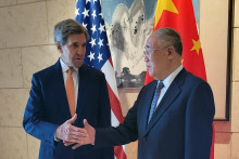 Osobitný vyslanec prezidenta USA pre klímu John Kerry si podáva ruku so svojím čínskym náprotivkom Sie Čen-chuom​. FOTO: Reuters