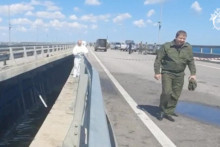 Ruskí vyšetrovatelia na Kerčskom moste, ktorým otriasli výchuby. FOTO: Reuters