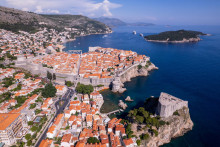 Pohľad na Dubrovník, ktorý býva označovaný aj ako najkrajšie mesto Chorvátska. Obľúbená destinácia zaviedla niektoré prísne pravidlá pre cestovateľov, takže napríklad tí, ktorí prídu do mesta s kufrom na kolieskach, musia počítať s vysokou peňažnou pokutou. FOTO: Reuters