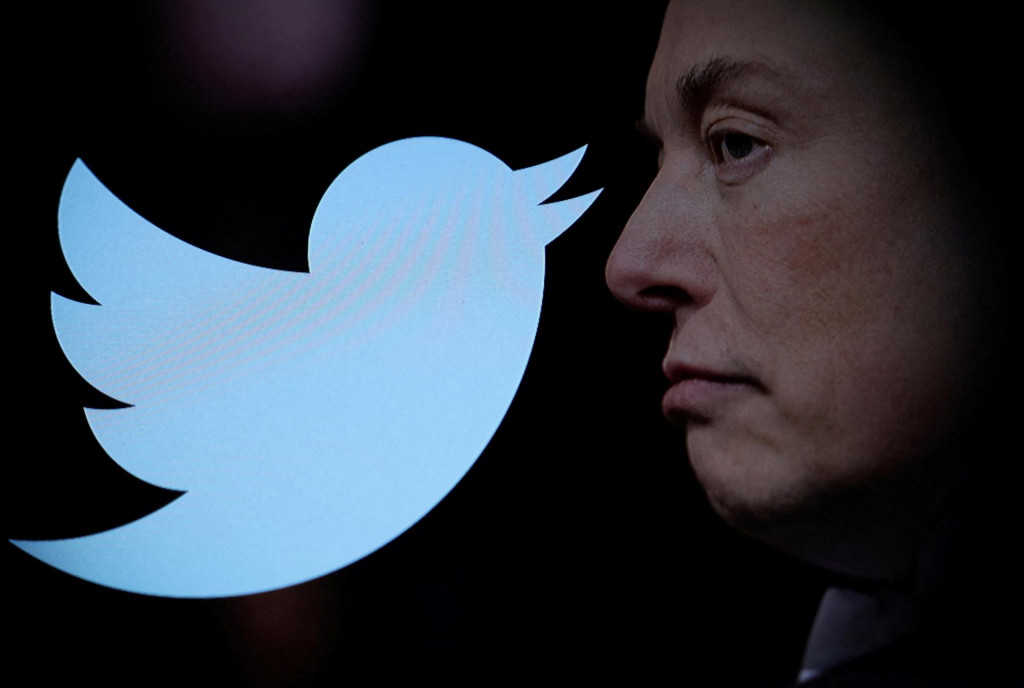 Logo Twitteru a tvár Elona Muska. FOTO: Reuters