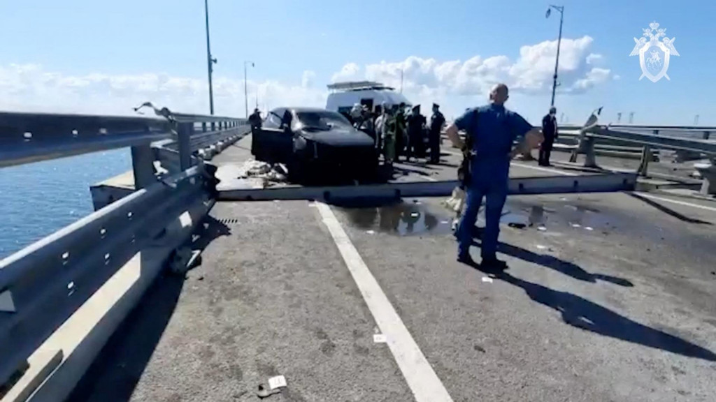 Ruskí vyšetrovatelia na Kerčskom moste, ktorým otriasli výchuby. FOTO: Reuters