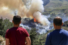 Dym stúpa počas lesného požiaru v Belene neďaleko Iskenderunu na juhu Turecka 
