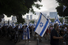 Izraelčania protestujú proti plánovanej reforme súdnictva v Tel Avive. FOTO: TASR/AP