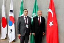Turecký minister financií Mehmet Simsek sa fotí s delegátom na stretnutí G20. FOTO: Reuters