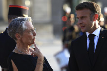 Francúzsky prezident Emmanuel Macron a francúzska premiérka Élisabeth Bornová. FOTO: TASR/AP