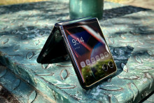 Motorola Razr 40 Ultra ponúka veľký predný displej, vďaka čomu budete musieť telefón menej otvárať.