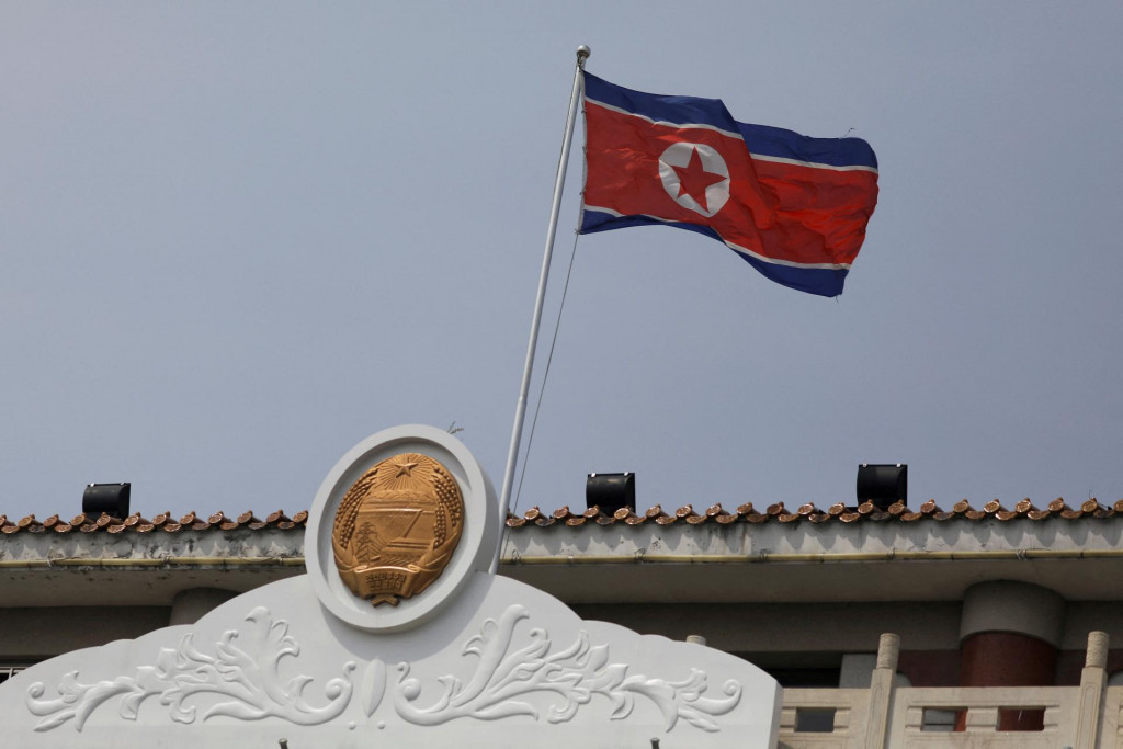 Severokórejská vlajka vlaje na severokórejskom konzulárnom úrade. FOTO: Reuters
