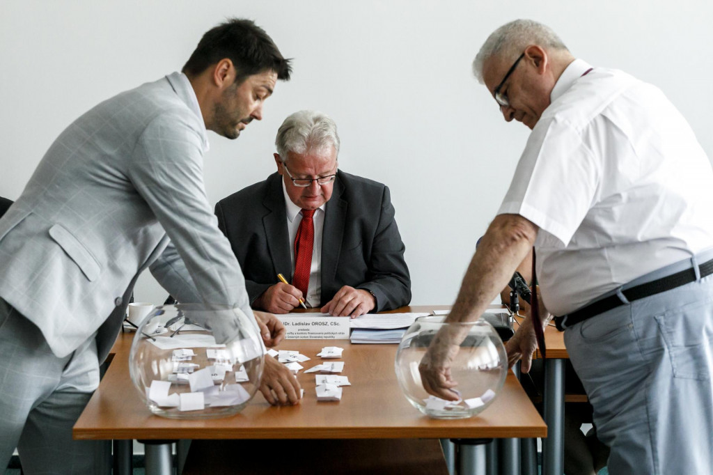 Žrebovania čísiel politických subjektov pre septembrové predčasné parlamentné voľby. FOTO: TASR/Dano Veselský