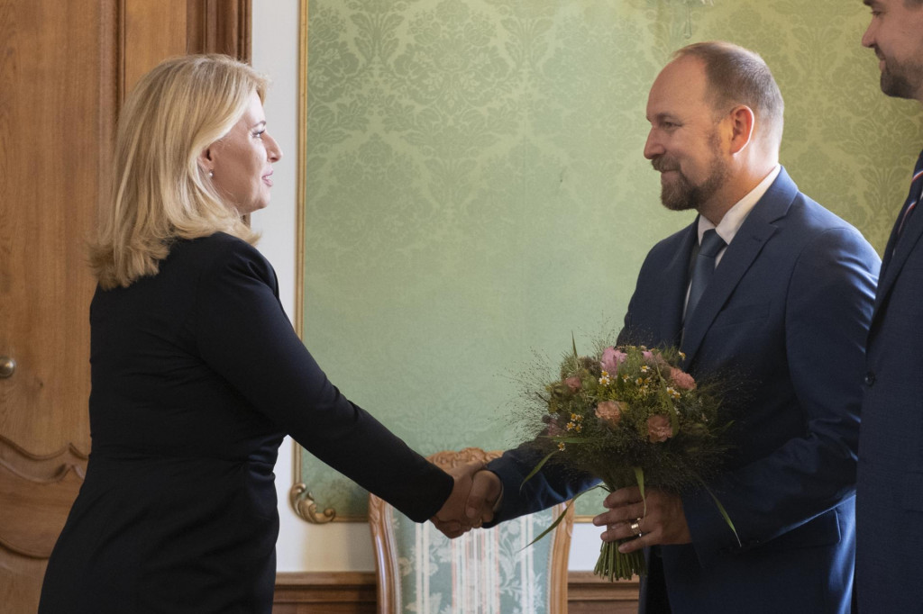 Zuzana Čaputov&aacute; a predseda Združenia samospr&aacute;vnych krajov SK8 Jozef Viskupič počas prijatia z&aacute;stupcov Združenia miest a obc&iacute; Slovenska a Združenia SK8 v Prezidentskom pal&aacute;ci. FOTO: TASR/Pavel Neubauer