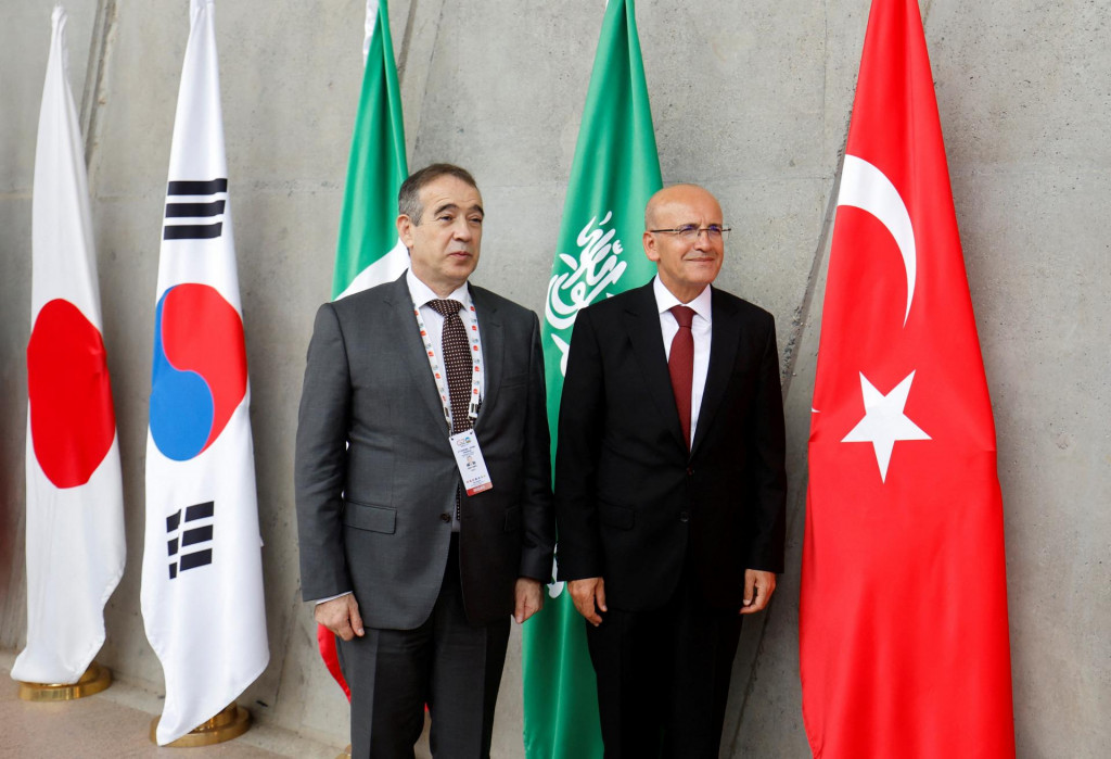 Turecký minister financií Mehmet Simsek sa fotí s delegátom na stretnutí G20. FOTO: Reuters