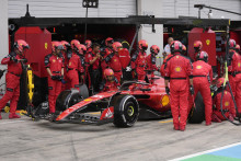 Mechanici Ferrari počas zastávky v boxoch pri monoposte Charlesa Leclerca. FOTO: Reuters
