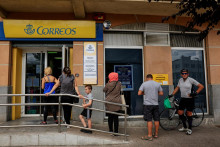 Ľudia stoja v rade pred poštou na hlasovanie poštou v španielskych predčasných všeobecných voľbách. FOTO: Reuters