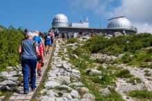 Mnohí ministri budú oddychovať v horách. Na snímke Astronomické observatórium vo Vysokých Tatrách na Skalnatom plese.

FOTO: TASR/Veronika Mihaliková
