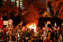 Ľudia demonštrujú proti izraelskému premiérovi Benjaminovi Netanjahuovi a reforme súdnictva jeho nacionalistickej koaličnej vlády v Tel Avive. FOTO: Reuters