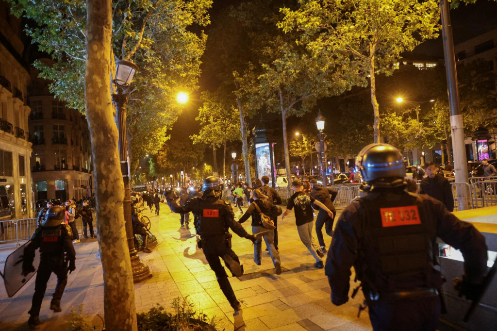 Nepokoje v Paríži po smrti Nahela, 17-ročného tínedžera, ktorého zabil francúzsky policajt. FOTO: Reuters