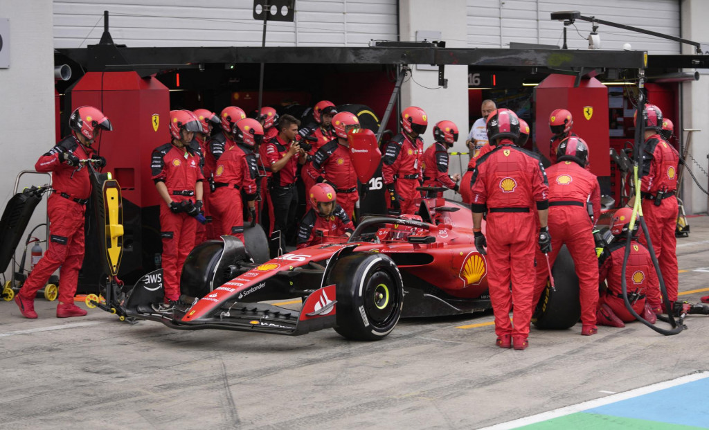 Mechanici Ferrari počas zastávky v boxoch pri monoposte Charlesa Leclerca. FOTO: Reuters