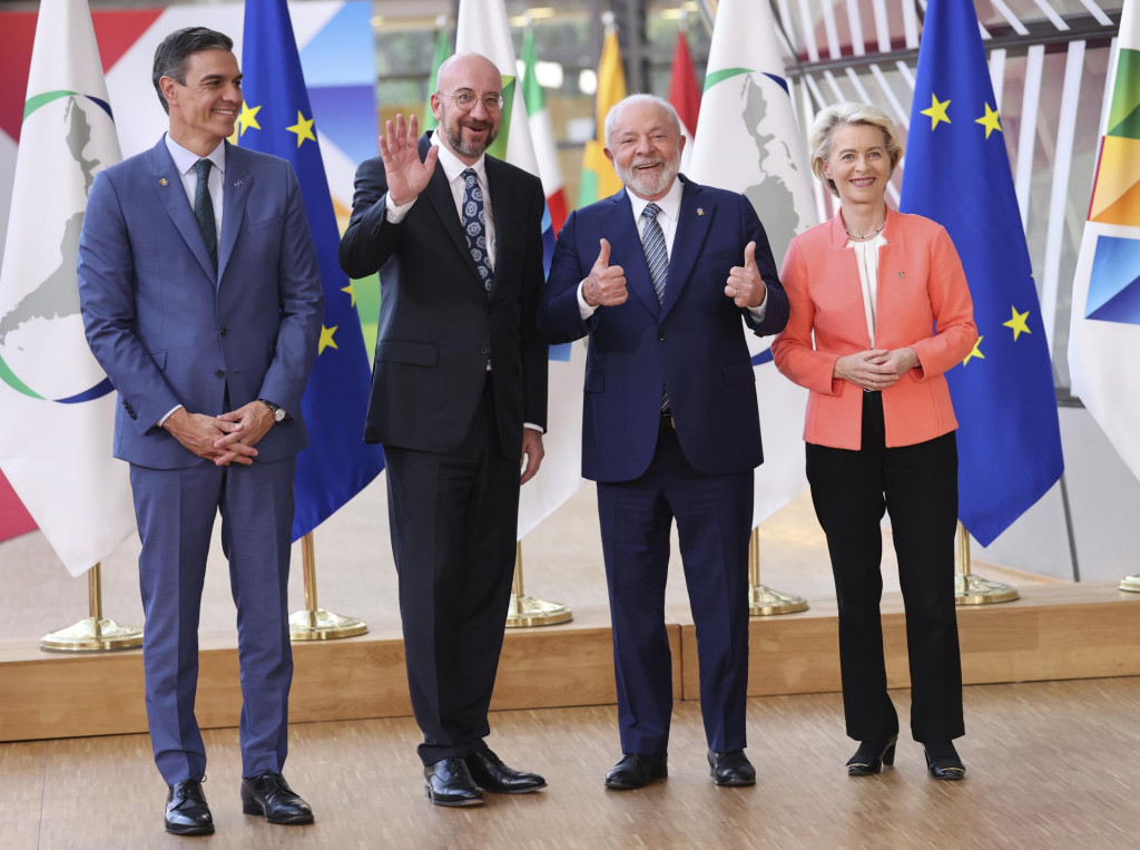 Predsedníčka EK Ursula von der Leyenová, brazílsky prezident Lula da Silva, šéf ER Charles Michel a španielsky premiér Pedro Sánchez na samite EÚ a CELAC. FOTO: TASR/AP