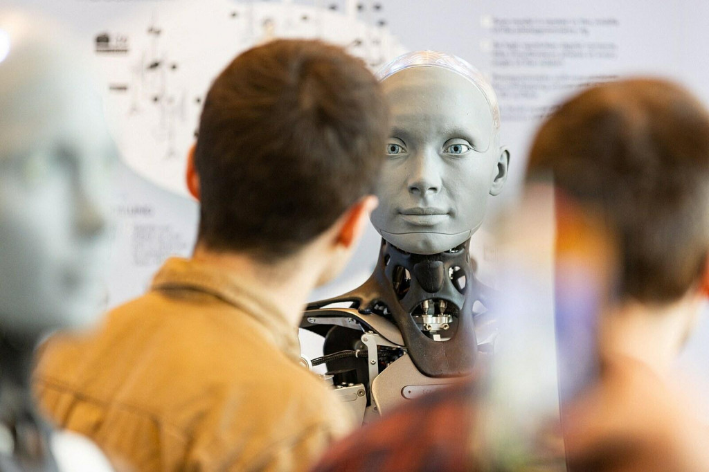 Robot Rmeca na debate s novinármi, ktorú zorganizovala Medzinárodná telekomunikačná únia (ITU) v Ženeve. FOTO: Reuters