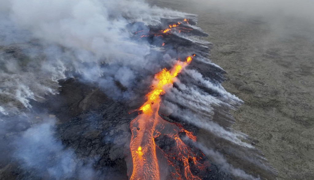 Láva vyteká po erupcii sopky Fagradalsfjall na Islande. FOTO: TASR/AP