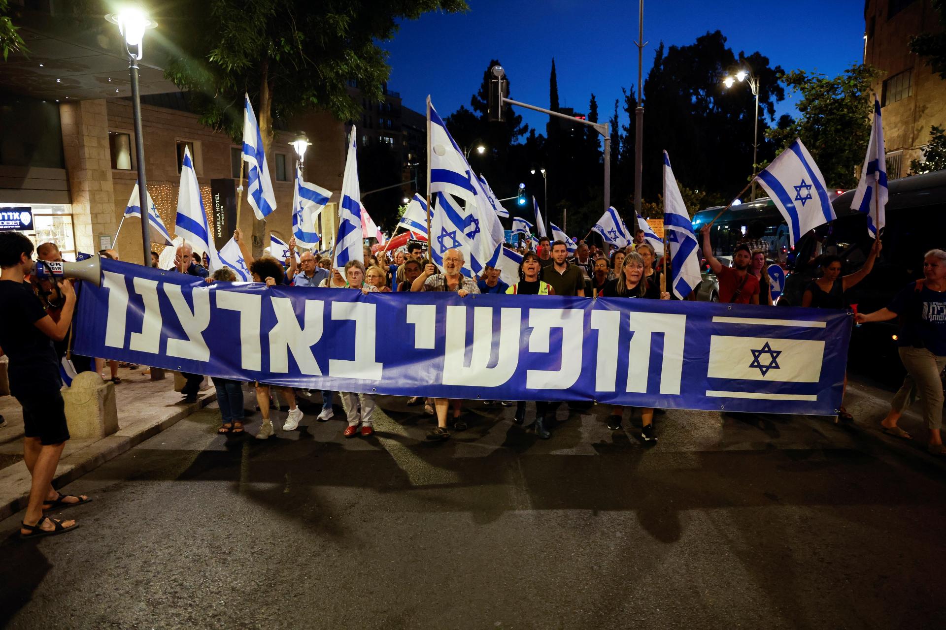 Izraelský premiér tvrdí, že je otvorený rokovaniam o reforme súdnictva