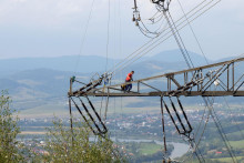 Na trase elektrického vedenia vysokého napätia 2x400 kV Varín – Sučany, ktoré prechádza náročným úsekom Malej Fatry. 

FOTO: TASR/P. Ďurčo