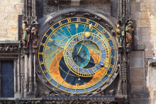 Pod slovom orloj si dnes väčšina turistov predstaví hlavne figúrky obiehajúcich apoštolov, čo je omyl. Apoštoli s orlojom priamo nesúvisia. Na ich pohyb slúži samostatný mechanický stroj.