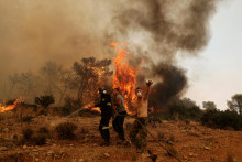 Lesný požiar horí pri obci Vlyhada neďaleko Atén v Grécku. FOTO: Reuters