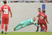 Jeden z kľúčových momentov odvety. Milan Borjan kryje penaltový pokus domáceho kapitána Stolza. FOTO: TASR/M. Baumann