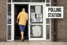 Muž prichádza do volebnej miestnosti počas doplňovacích volieb v Selby. FOTO: TASR/AP