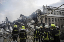 Hasiči pracujú na mieste zničenej budovy po ruskom raketovom útoku v ukrajinskej Odese. FOTO: TASR/AP