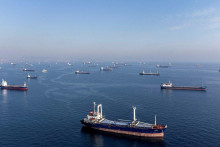 Čierne more. Nákladné lode čakajú na povolenie preplávať Bosporom. FOTO: Reuters