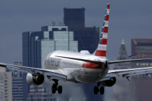 Lietadlo leteckej spoločnosti American Airlines pristáva na medzinárodnom letisku v Bostone. FOTO: TASR/AP