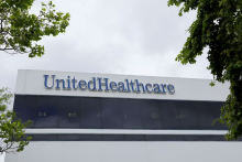 Logo UnitedHealth Group na budove v Kalifornii, USA. FOTO: Reuters