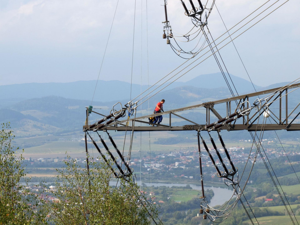 Na trase elektrického vedenia vysokého napätia 2x400 kV Varín – Sučany, ktoré prechádza náročným úsekom Malej Fatry. 

FOTO: TASR/P. Ďurčo