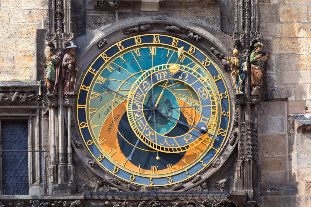 Pod slovom orloj si dnes väčšina turistov predstaví hlavne figúrky obiehajúcich apoštolov, čo je omyl. Apoštoli s orlojom priamo nesúvisia. Na ich pohyb slúži samostatný mechanický stroj.