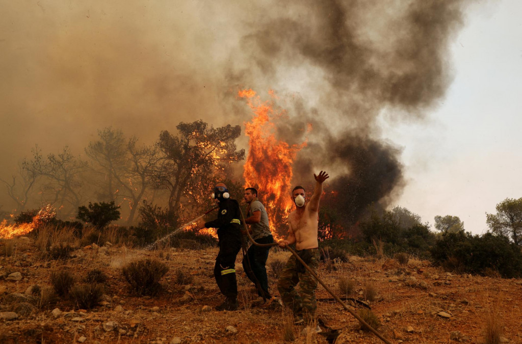 Lesn&yacute; požiar hor&iacute; pri obci Vlyhada neďaleko At&eacute;n v Gr&eacute;cku. FOTO: Reuters