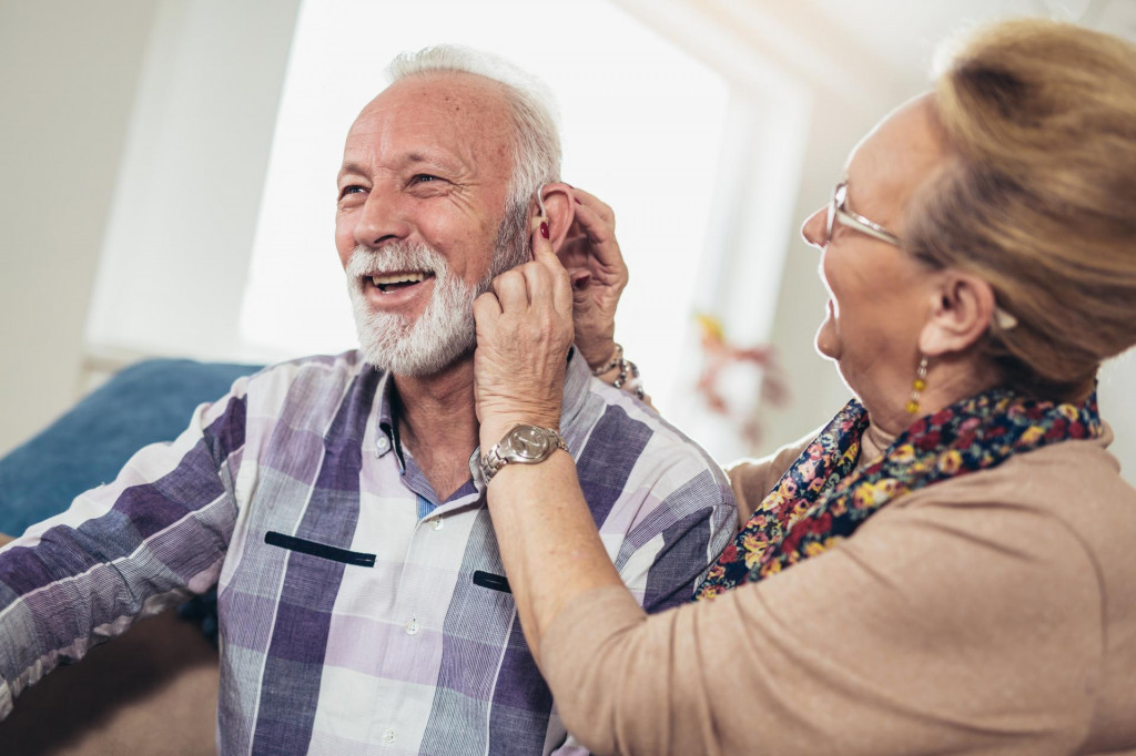 Prečo s vekom človek počuje horšie? Aj o tom sme sa rozprávali s odborníkom. (Téma) SNÍMKA: Shutterstock