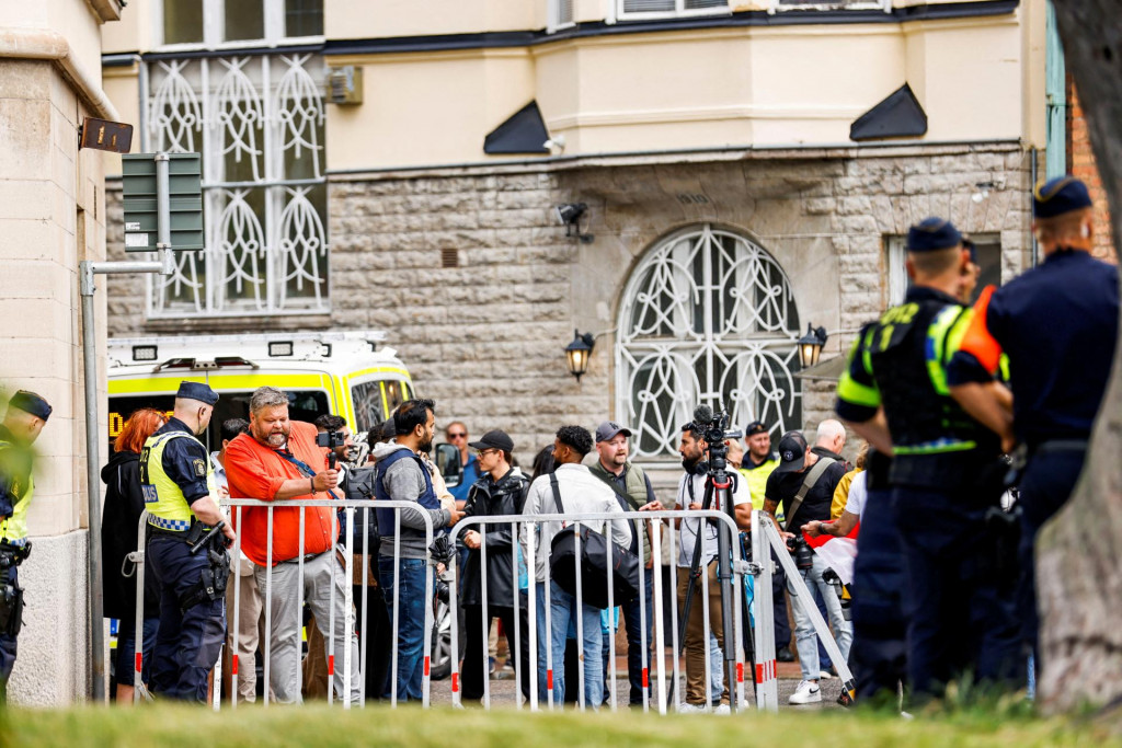 Ľudia stoja v blízkosti irackého veľvyslanectva pred demonštráciou v Štokholme. FOTO: Reuters